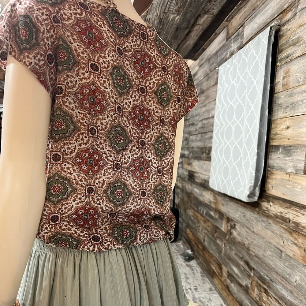 Rose & Rhyme Split neck patterned top! - Picture 3 of 4